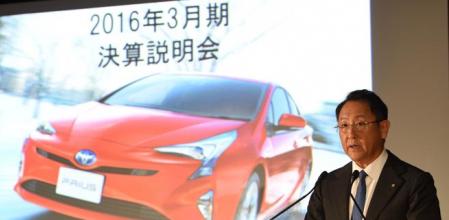 El presidente de Toyota Motors, Akio Toyoda, pronunciando un discurso durante una conferencia de prensa en 2016 