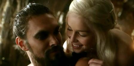 Jason Momoa y Emilia Clarke en la primera temporada de la serie.