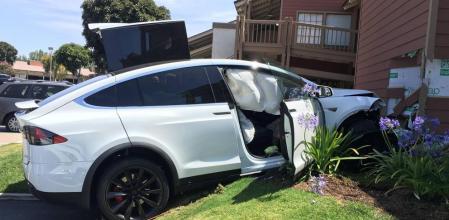 La mujer que iba al volante del Tesla Model X sufrió heridas leves en el accidente