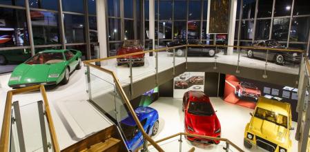 El visitante puede deleitarse con los principales modelos de la historia de la marca de lujo