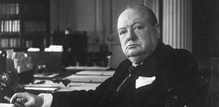Winston S. Churchill (1874-1965) en su despacho