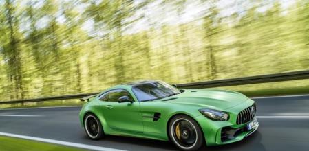 Con el motor 4.0 V8 biturbo vitaminado hasta los 585 CV, el Mercedes AMG GT R alcanza los 318 km/h