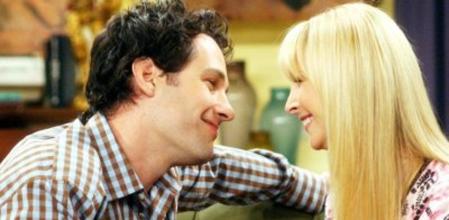 Phoebe (Lisa Kudrow) y Mike (Paul Rudd) en ‘Friends’