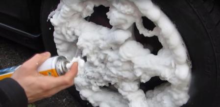 Deja actuar la espuma del producto de uno a dos minutos y verás como te sorprende el resultado