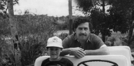 PABLO ESCOBAR Y SU HIJOA JUAN PABLO EN UN CARRITO DE GOLF