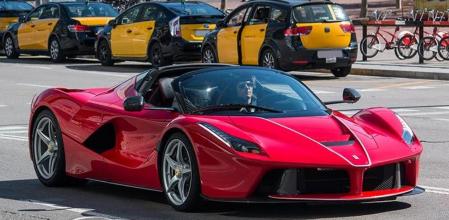 Este Ferrari LaFerrari estuvo recorriendo varias calles de Barcelona hace tres días, generando una gran expectación