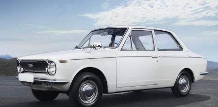 Este es la primera generación de un vehículo que en 2002 se convirtió en un superventas mundial