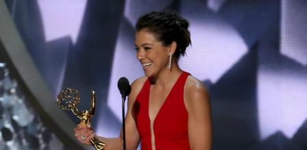 Tatiana Maslany con su Emmy por ‘Orphan black’.