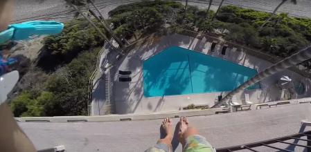 Un hombre se graba con una Go Pro lo que se siente al hacer balconing