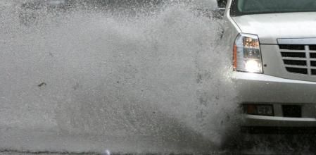 El aquaplaning se produce cuando los neumáticos no pueden evacuar una gran cantidad de agua