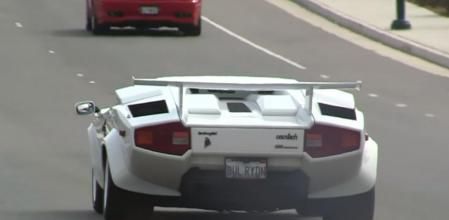 Más de 20 coches de ensueño saliendo del 'Concorso Italiano'...