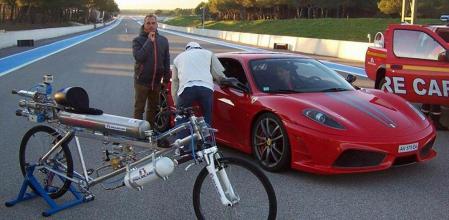 El duelo entre la bici y el Ferrari tuvo lugar en el circuito francés de Paul Ricard