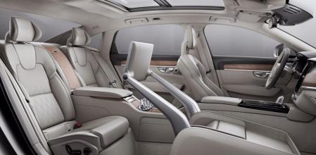 El Volvo S90 Excellence elimina la plaza delantera y monta una consola equipada con una pantalla multimedia