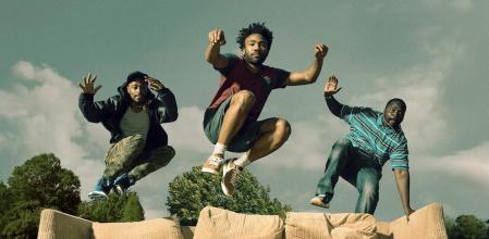 En el centro está Donald Glover, creador de la serie 'Atlanta'.