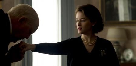 John Lithgow interpreta a Winston Churchill.