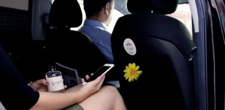 La persona usuaria del servicio disfrutará en su viaje de wifi, agua y revistas gratis