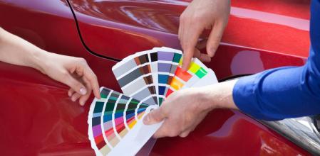 Al adquirir un coche no solo hay que tener en cuenta el precio y la motorización, sino también el color 