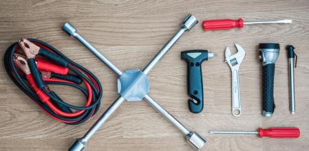 Es conveniente llevar al menos estas herramientas en el coche