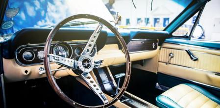 Este tablier pertenece a un Ford Mustang, que también está en la lista