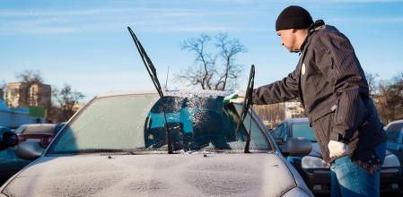 Lo ideal es quitar el hielo del parabrisas del coche con una rasqueta de plástico