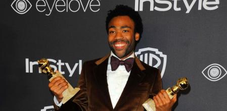 Donald Glover con su Globo de oro a la mejor comedia y al mejor actor por Atlanta