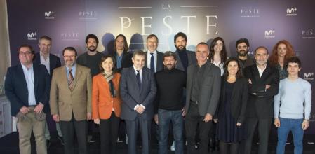 GRA374. SEVILLA, 17/01/2017.- La consejera de Cultura, Rosa Aguilar (3i abajo), y el director Alberto Rodríguez (c abajo), junto al elenco