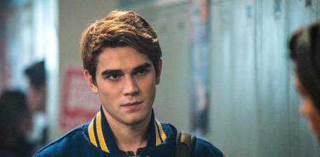 K.J. Apa se tiene que teñir para ser 'Archie'. Se emite en Movistar Series Xtra.
