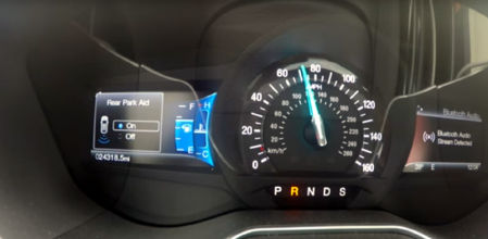 Al insertar la marcha atrás se activan los sensores de aparcamiento