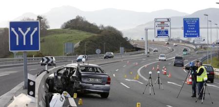 Un coche acciidentado en la autopista A-8 a la altura de Usurbil, en la provincia de Gipuzkoa&nbsp;&nbsp;
