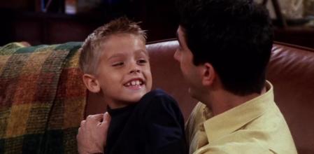 Cole Sprouse en una imagen de 'Friends'.