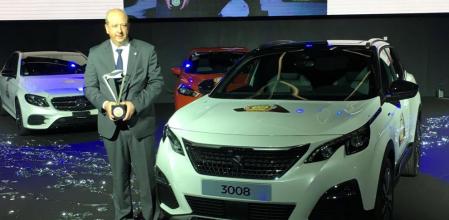 Jean-Philippe Imparato, presidente de Peugeot, posa con el galardón junto al 3008, elegido Coche del Año en Europa 2017