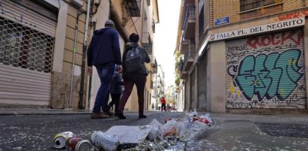 Una familia pasea epor una calle del Barrio del Carmen de Valencia una mañana después de Fallas. Manuel Bruque.