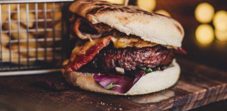 Unos empleados se niegan a dar comida gratis a un grupo de policías y los agentes los arrestan