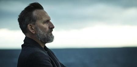 Christopher Eccleston, un sacerdote con crisis de fe.