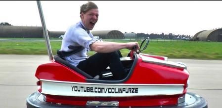 Colin Furze conduciendo el auto de choque que ha transformado en el más veloz del mundo
