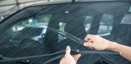 Cuando las escobillas del limpiaparabrisas ya no realizan correctamente su función hay que cambiarlas