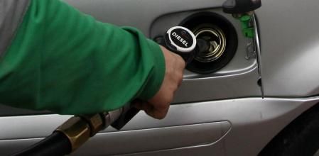 Vehiculo repostando diésel en una gasolinera&nbsp;