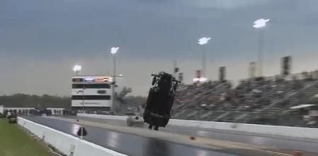 Momento en el que el Corvette pìlotado por Daniel Pharris sale volando durante una carrera dragster