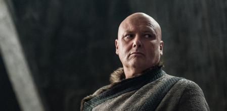 Conleth Hill como Varys.