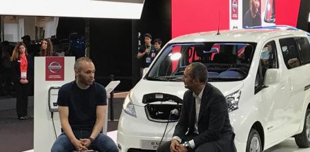 Andrés Iniesta (izq.) charla con el director de NIssan Iberia, Marco Toro, en el estand de la marca en el Automobile Barcelona