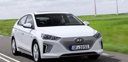 La versión eléctrica del Ioniq tiene una parrilla de superficie limpia en color gris y faros delanteros LED