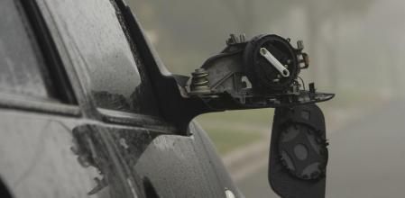 Retrovisor roto de un automóvil