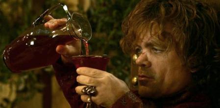 Tyrion Lannister es un maestro de la bebida.