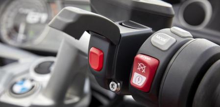 La unidad de control del eCall de BMW está en la piña derecha del manillar de la moto