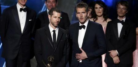 Los creadores de 'Juego de tronos', D.B. Weiss y David Benioff, rodeados del resto del equipo en los Emmys.