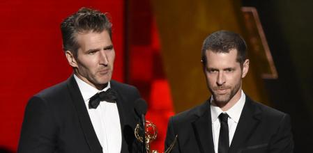 David Benioff y D.B. Weiss recibiendo el Emmy al mejor guion por la quinta temporada de Juego de tronos