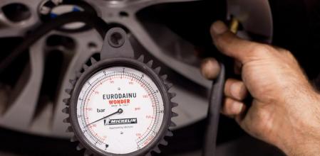 Es importante que los neumáticos lleven la presión recomendada por el fabricante