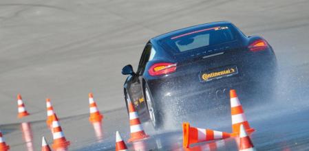 Los neumáticos nuevos pueden evacuar hasta 30 litros de agua por segundo a 80 km/h