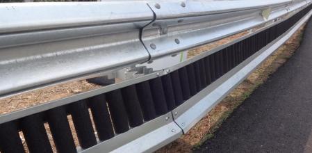 El sistema Segurvital, formado por rodillos de neumáticos reciclados, se monta en la parte inferior del guardarraíl