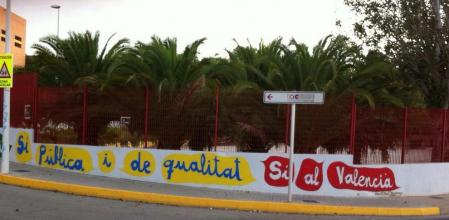 Pintada en un colegio de Valencia en defensa de la educación pública y en valenciano